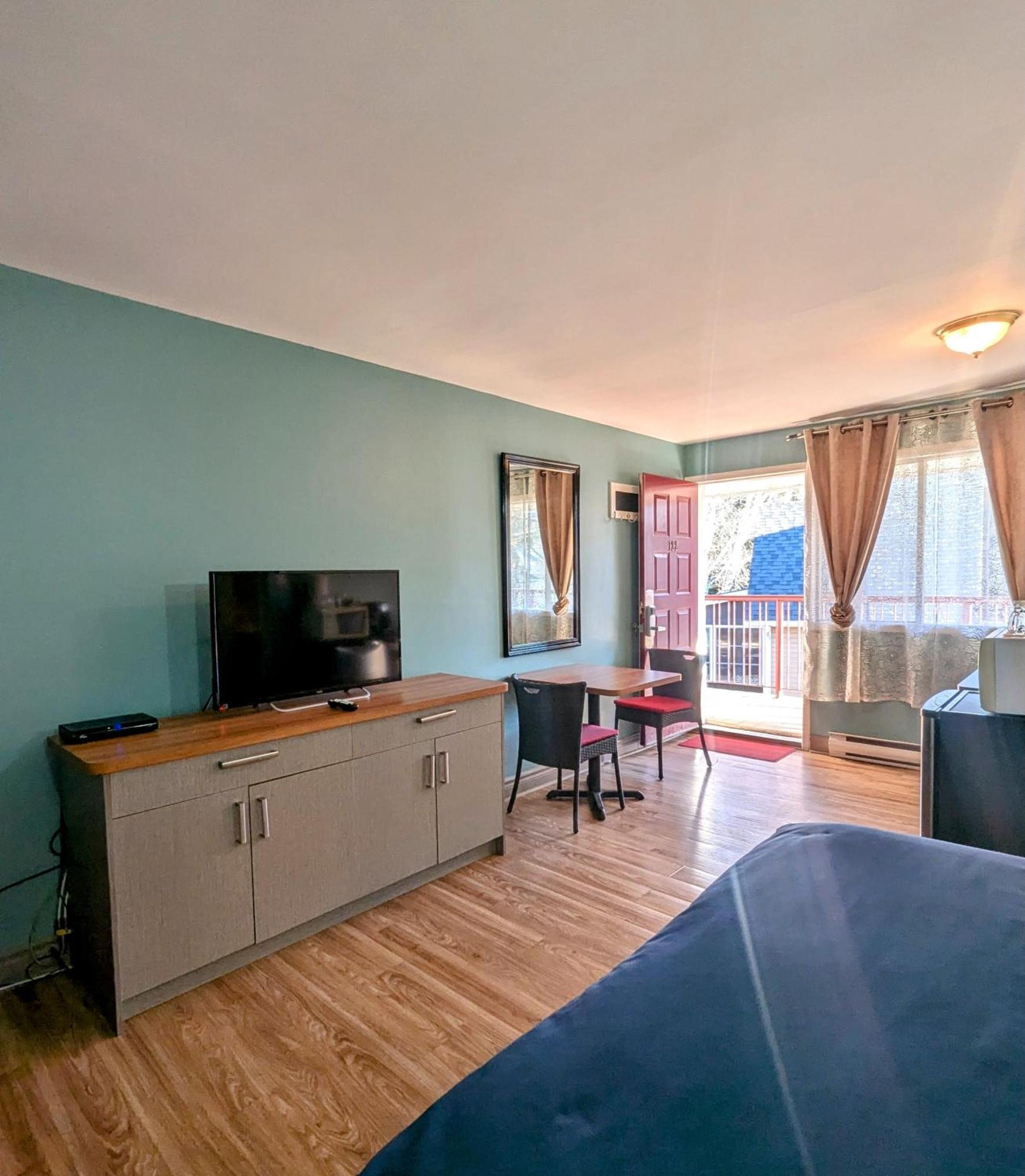 Motel Des Pentes Et Suites Saint-Sauveur Bagian luar foto