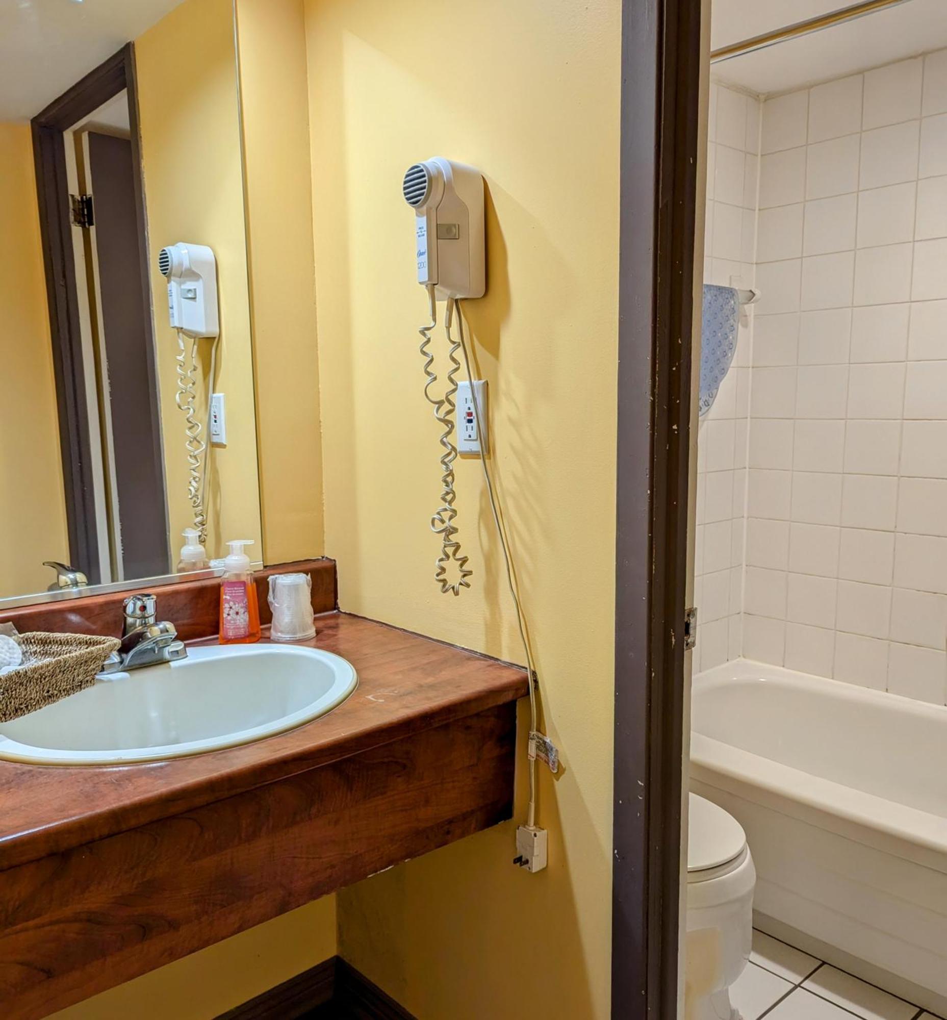 Motel Des Pentes Et Suites Saint-Sauveur Bagian luar foto