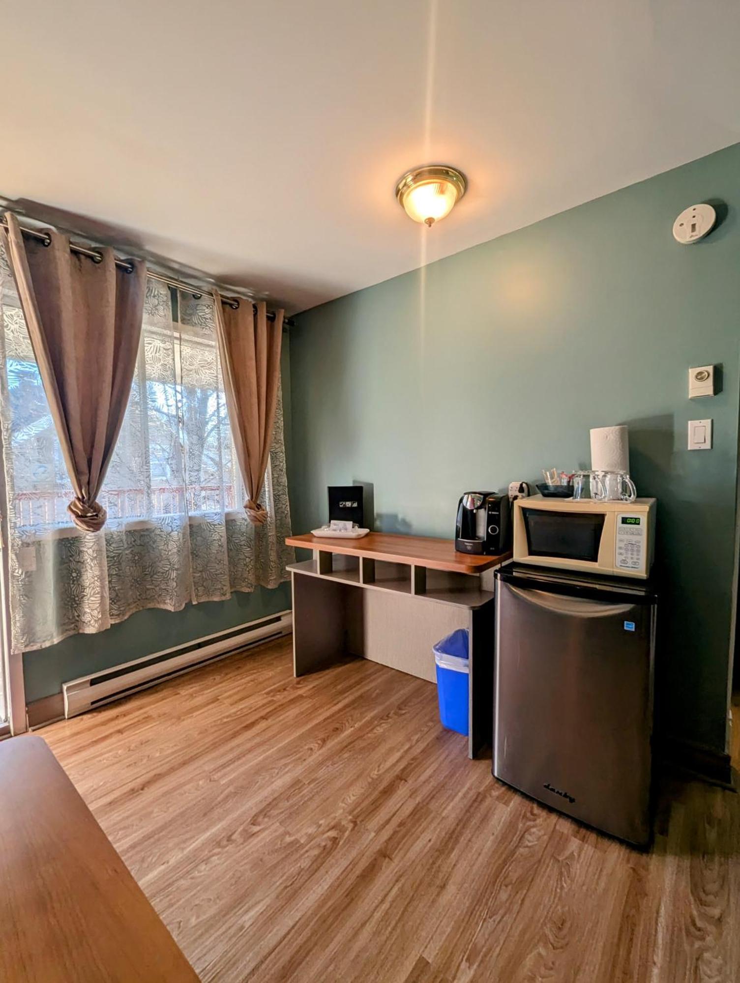 Motel Des Pentes Et Suites Saint-Sauveur Bagian luar foto