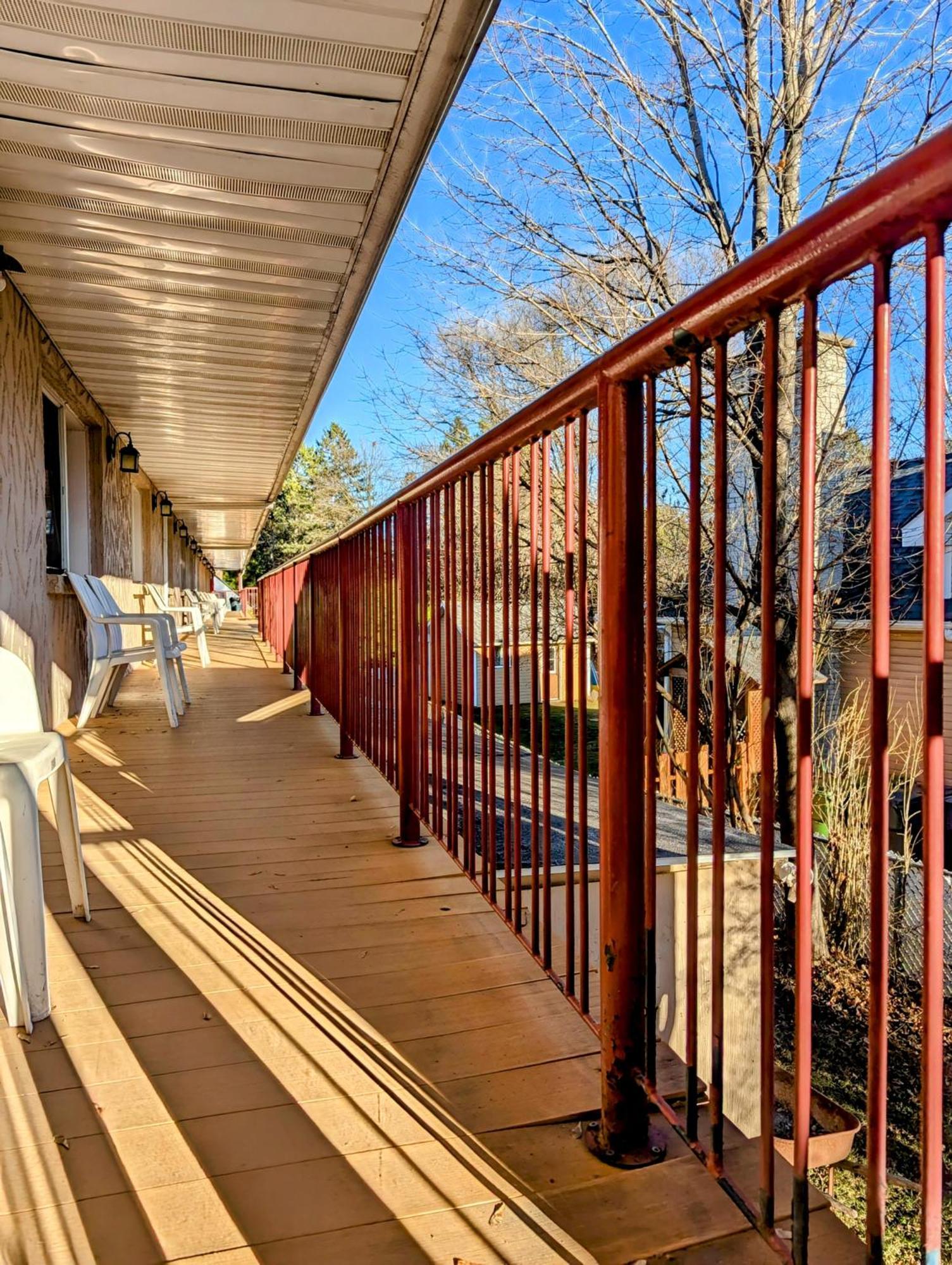 Motel Des Pentes Et Suites Saint-Sauveur Bagian luar foto