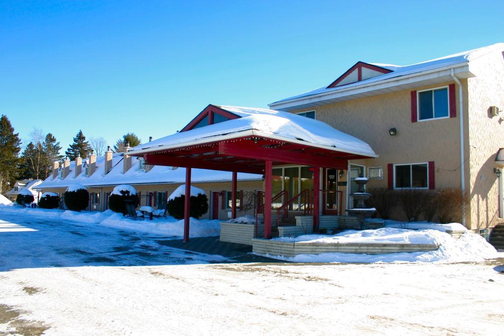Motel Des Pentes Et Suites Saint-Sauveur Ruang foto
