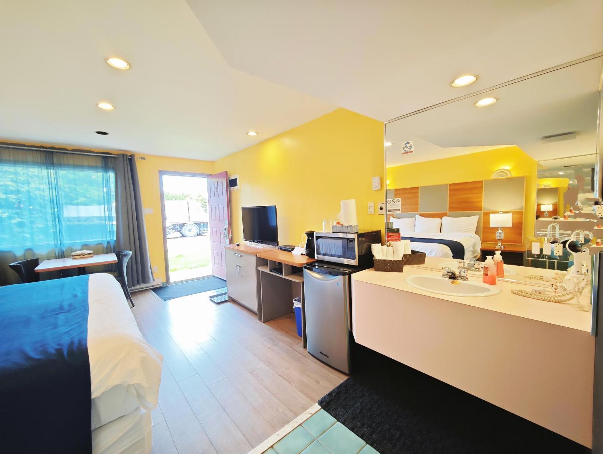 Motel Des Pentes Et Suites Saint-Sauveur Bagian luar foto