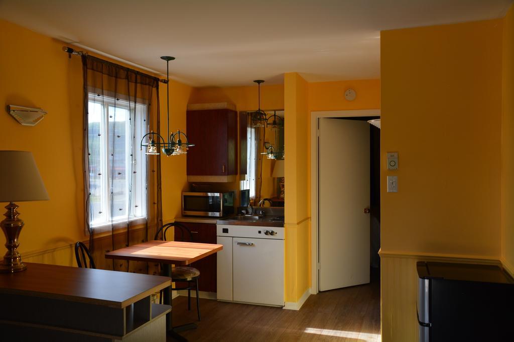 Motel Des Pentes Et Suites Saint-Sauveur Bagian luar foto