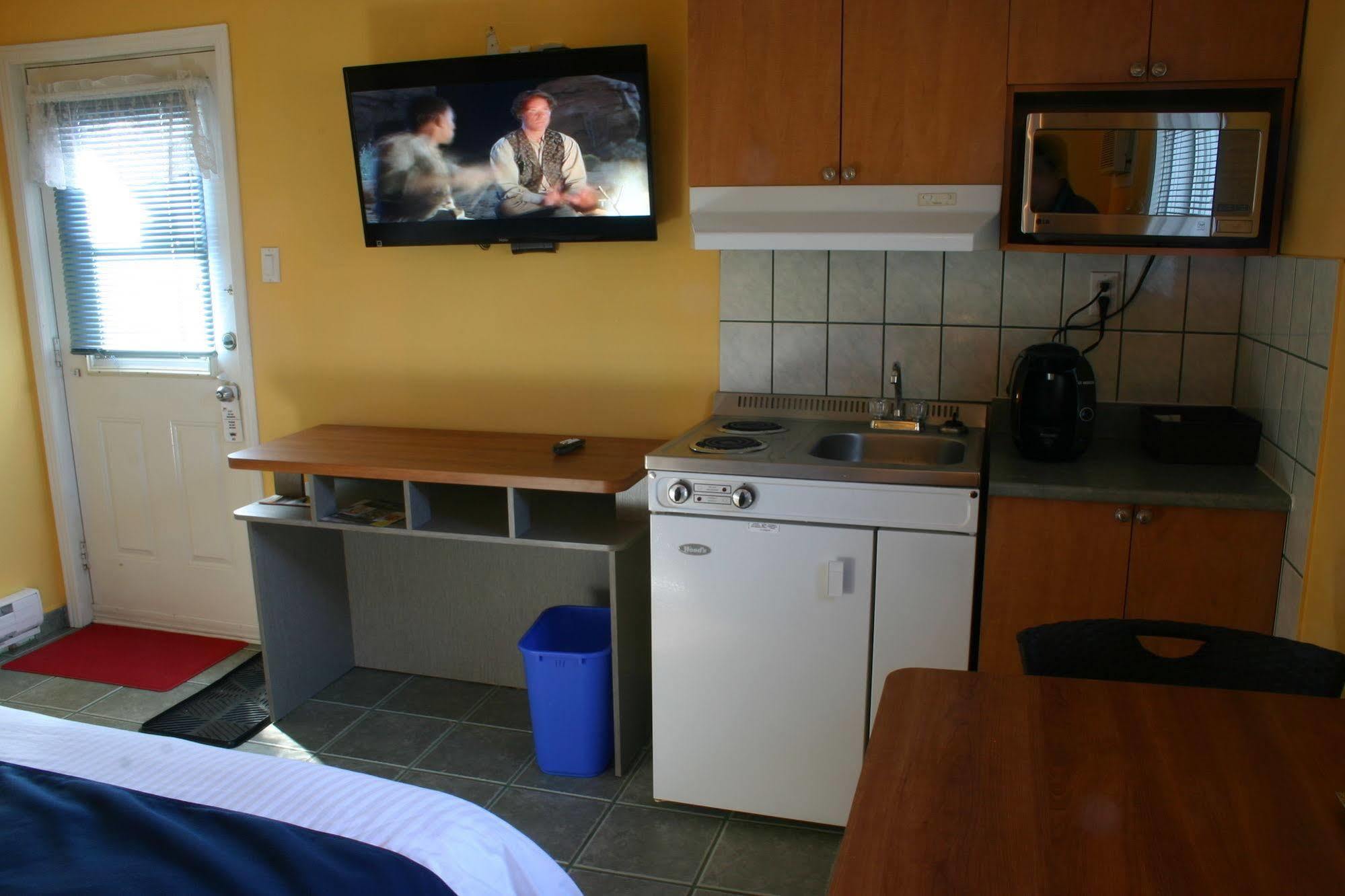 Motel Des Pentes Et Suites Saint-Sauveur Bagian luar foto