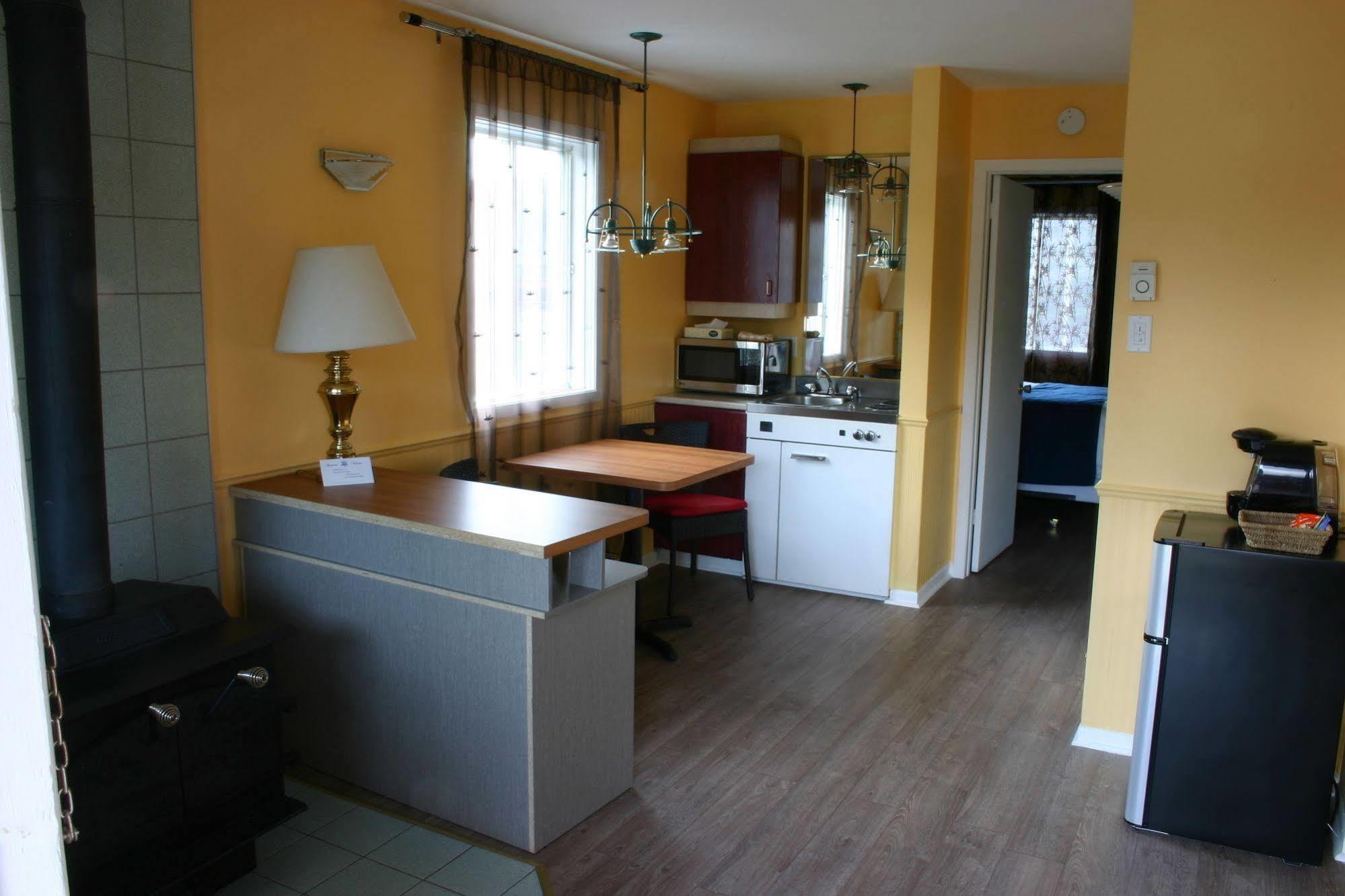 Motel Des Pentes Et Suites Saint-Sauveur Bagian luar foto